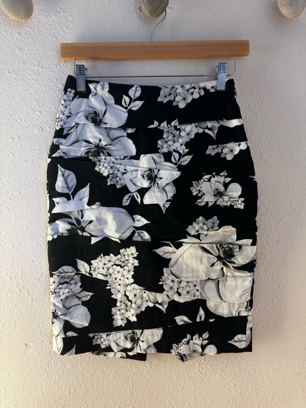 White House Black Market Black & White Floral Pencil Skirt